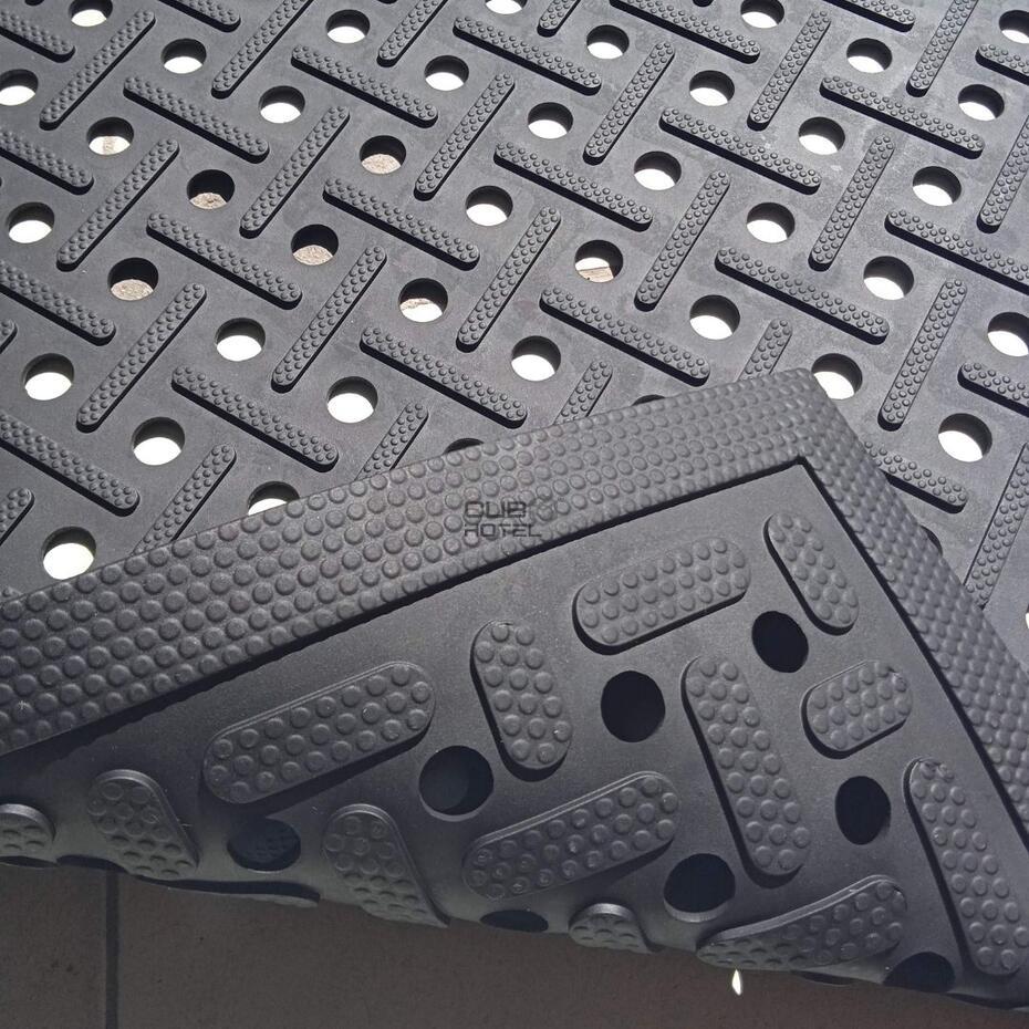Rubber Mat Thru Plus  86X143 Cm (+-5%)